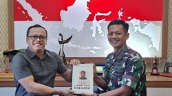 Aktivis budaya dan pelestari kearifan lokal Agus Mujayanto melaksanakan silaturahmi dengan Komandan Batalyon Infanteri 406/Candra Kusuma (Danyon 406/CK)