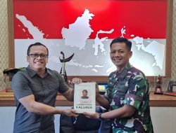 Aktivis budaya dan pelestari kearifan lokal Agus Mujayanto melaksanakan silaturahmi dengan Komandan Batalyon Infanteri 406/Candra Kusuma (Danyon 406/CK)