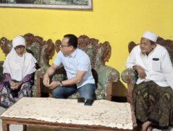Aktivis Budaya Agus Mujayanto menyampaikan keprihatinannya atas persoalan yang dialami Mbah Sujinah,